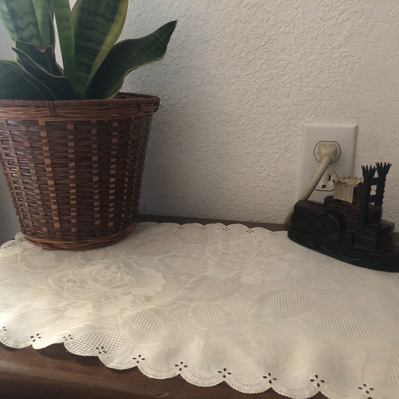 Vintage Floral White Lace Placemat Pair with Roses - Picture 5 of 15